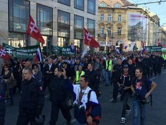 ONLINE V Bratislave protestujú proti utečencom: VIDEO Davu pustili Svadobný pochod