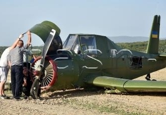 FOTO Záhada: Na poli za obcou Nižný Hrušov pristálo neznáme lietadlo, žiadny ľudia tam neboli!