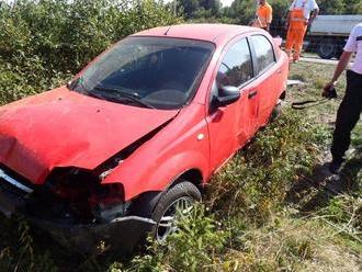 Dvaja Poliaci havarovali pri obci Plešivec, spolujazdec je ťažko zranený