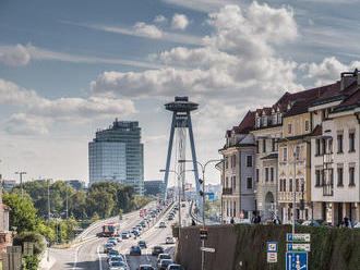 FOTO Veľký protest taxikárov v Bratislave: Chcú zatočiť s Uberom, kolaps dopravy!