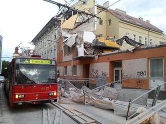 FOTO Obrovské šťastie v centre Bratislavy: Lešenie spadlo tesne vedľa trolejbusu s ľuďmi