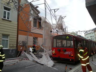 Šťastie na bratislavskej ulici: FOTO lešenie spadlo na trolejbus, mohlo to skončiť naozaj zle