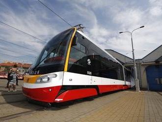 Vyděšení cestující v moderních tramvajích: Ozývá se hrozivé skřípání