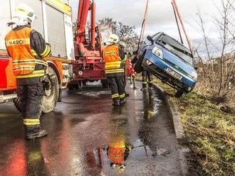 Na silnicích a chodnících to bude klouzat. Meteorologové varují před náledím