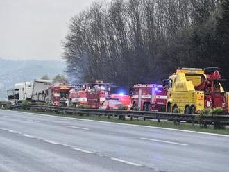 Neznámý muž házel na dálnici u Jihlavy na auta kameny: Jedno auto trefil