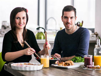 Co vařit v lednu? Odlehčené menu plné vitaminů! Šťavnatou roládu, salát i lehounké dezerty