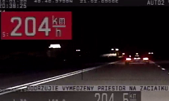 VIDEO Policajná naháňačka na východe: Pirát letel s mercedesom 204 km/h, zaplatil a išiel ďalej!