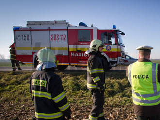 Pri Bytči zrazil minibus chodcov: Jeden zomrel, druhý bojuje o život