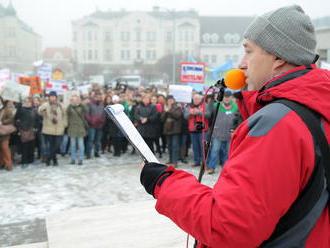 FOTO Demonštrácie v Leviciach: Nespokojní učitelia v pondelok vytvoria živú reťaz!