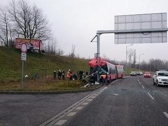 FOTO Vážna nehoda pri obchodnom centre v Bratislave: Havaroval autobus MHD, osem zranených