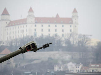 FOTO Vojaci privítali nový rok tradičnými 20 delostreleckými salvami