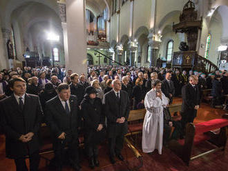 FOTO Slovensko sa lúči s Antonom Srholcom  : Na bohoslužbu prišli stovky veriacich