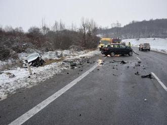 Vážna nehoda pri Komárne: Piati zranení, ženu prevážal vrtuľník, bojuje o život