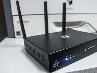 Router Turris Omnia se šroubovákem   v ruce  