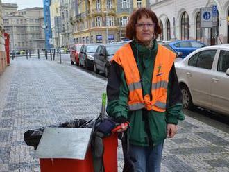 Uklízení chodníků ji naplňuje: Zuzana   v práci vidí nový začátek