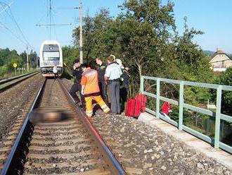 Šestnáctiletá dívka seděla na kolejích a čekala na smrt: Zachránit se ji nepodařilo