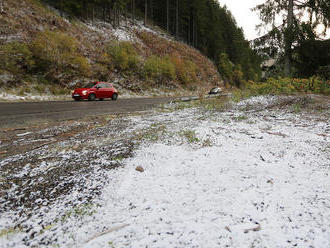 Slovensko pod snehom: Nočná akcia cestárov v Tatrách, záchranári aj meteorológovia varujú