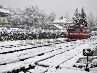 FOTO Slovensko pod snehom: Nočná akcia cestárov v Tatrách, záchranári aj meteorológovia varujú