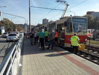 Ranná nehoda v bratislavskej Dúbravke: Veroniku   zrazila cestou do školy električka