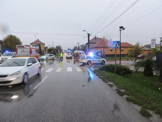 FOTO Vážna nehoda v Kolárove: Róbert   zrazil dve dievčatá, jedno bojuje o život