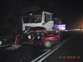 FOTO Fatálna nehoda na horskom priechode Dargov: Pri zrážke auta s kamiónom vyhasol život