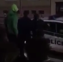 Škandalózne VIDEO z Vranova: Policajt knokautoval mladíka priamo na ulici!