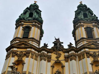 Monumentální katedrálu v Krzeszowě chtěl zničit čert balvanem z Adršpachu