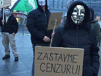 Proti centuře internetu a médií. Jak vypadal Million Mask March v Praze  