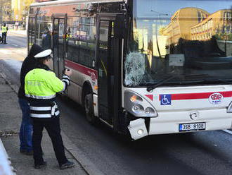 Vážná nehoda na přechodu v Kladně: Linkový autobus srazil chodce