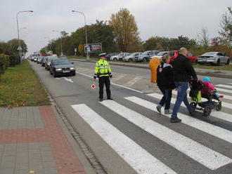 Recidivista ujížděl policistům na kole, rozplácl se na chodníku