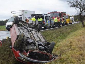 Nezkušený řidič   se podíval smrti do očí: Ve vysoké rychlosti vlétl pod kamion