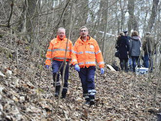 V Divoké Šárce objevili mrtvolu: Kvůli náročnému terénu ji museli odnést hasiči