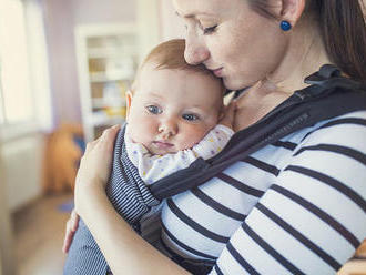 Chcete nosit miminko v šátku? Poradíme jak, aby si nekřivilo záda!