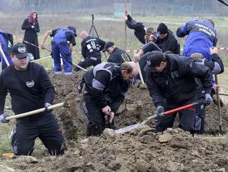 Zahraničné médiá píšu o bizarnej súťaži v Trenčíne: VIDEO Slováci sú v kopaní hrobov najlepší