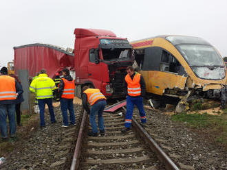 RegioJet prišiel na trati BA - Komárno o štvrtinu súprav. Pre nehody s kamiónmi