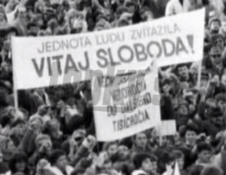 Hodnoty novembra 1989 sa vytrácajú: Štrngali sme za Slovensko plné korupcie a klientelizmu?