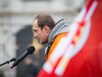 Protest sa nečakane zvrtol: Predsedu strany Vzdor odviedli policajti!