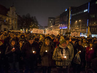 Príbeh Slovenska sa musí zbaviť krvi a únosu: Nežnú revolúciu si s opozíciou pripomínali stovky ľudí