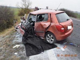 Nešťastný utorok v Tlmačoch: Stano   narazil do betónového stĺpa, matka so synom uhoreli