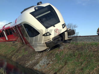 Cestujúcich vlakmi čakajú nepríjemnosti: Na trati do Čadce sa vykoľajil osobný vlak