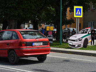 Veľká smola pre dvoch zlodejov: Pri úteku s lupom sa im pokazilo auto