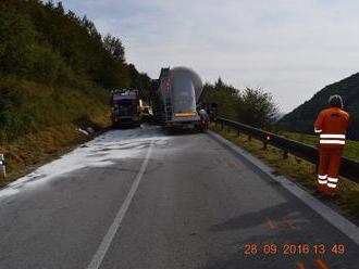 Hromadná ranná zrážka na Kysuciach: Vodiči dvoch autobusov a áut spôsobili dlhé kolóny