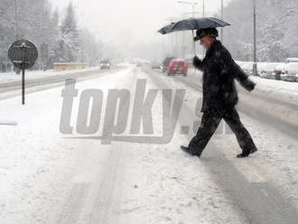 Meteorológovia varujú pred závejmi a snehovými jazykmi: Vodiči, pozor na poľadovicu