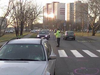 FOTO Polícia hľadá svedkov nehody v Bratislave: BMW zrazilo na priechode chodkyňu  