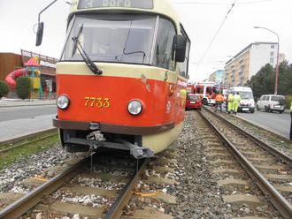 V Bratislave sa zrazila električka s autom: Jeden muž zranený, škoda asi 14-tisíc eur