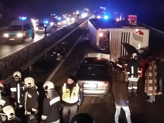 Tragédia na maďarskej diaľnici: VIDEO Výletný autobus sa po šmyku prevrátil, hlásia aj mŕtvych