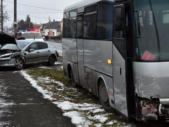 Vystrašení cestujúci v Trebišove: FOTO a VIDEO Zrážky autobusu a auta