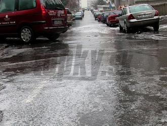 Vodiči, buďte opatrní: Na cestách hrozí poľadovica, tu si dávajte pozor!