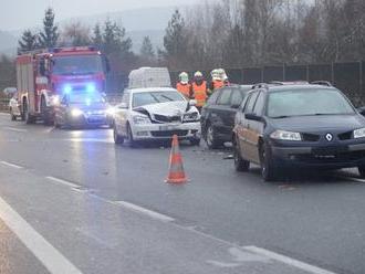 Nehoda u Plzně zablokovala tah do Německa: Na místě byli tři zranění