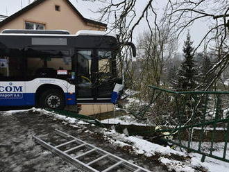 Autobus naboural ve Vlašimi do domu a zůstal viset do zahrady